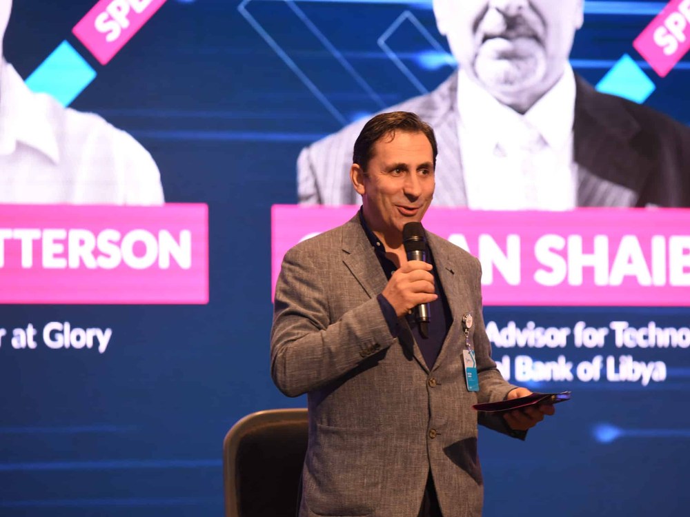Dinis Guarda speaking on stage